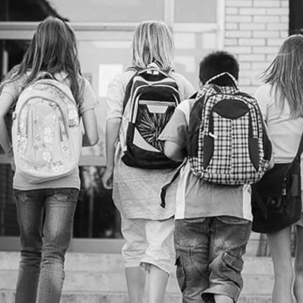 niños colegio distancia