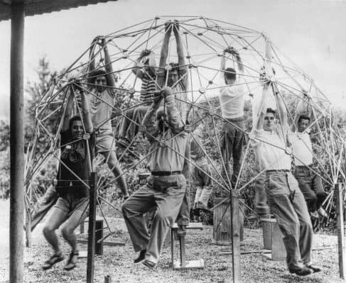 Buckminster Fuller y su clase probando la fuerza de una cúpula geodésica